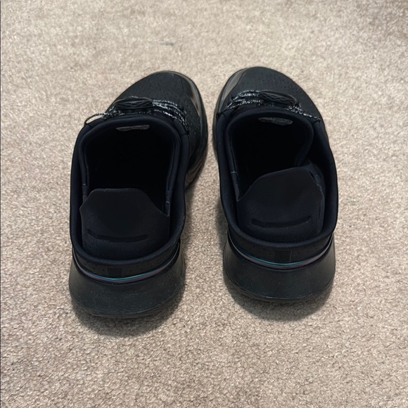 Under Armour Black Athletic Shoes with Modern Silhouette - Picture 4 of 6